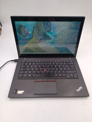 un ordinateur portable posé sur une table