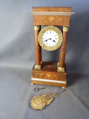 une horloge posée à côté d'une paire de ciseaux