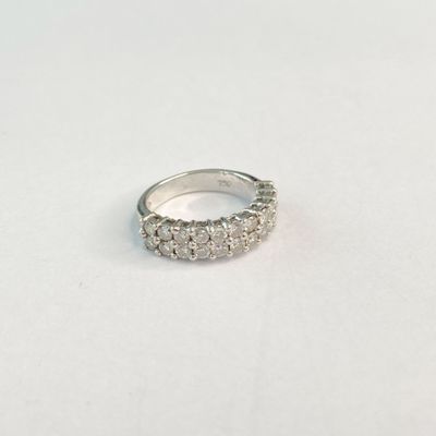 gros plan d'une bague en diamant sur une surface blanche