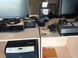 un bureau sur lequel se trouvent un ordinateur, une imprimante et d'autres appareils électroniques