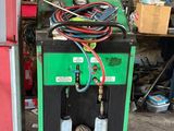 un réfrigérateur et un réfrigérateur-congélateur posés dans un garage