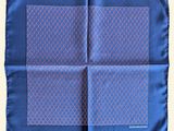 une pochette en soie bleue à motifs roses et bleus