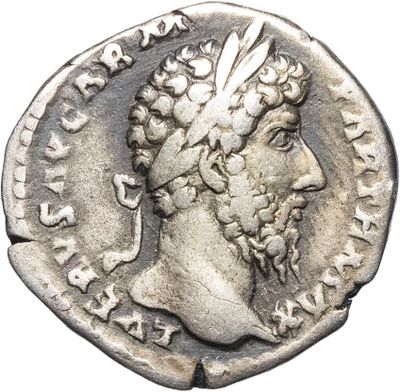 une pièce d'argent représentant la tête d'un homme coiffé d'une couronne