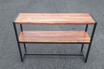 un gros plan d'une table en bois sur laquelle se trouvent deux étagères
