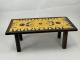 un gros plan d'une table ornée d'un motif de tournesol