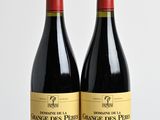 deux bouteilles de vin rouge posées sur une table en bois