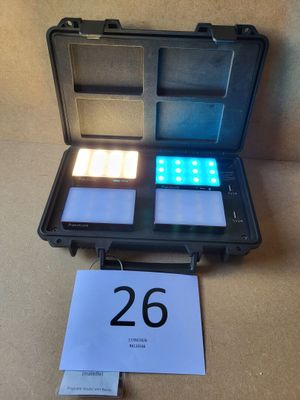 une mallette noire avec une lampe à l'intérieur, posée sur une table