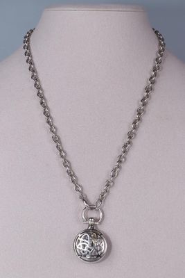 une chaîne et son pendentif en argent Poids Brut : 41.