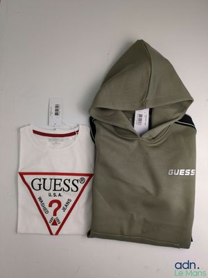 deux t-shirts avec une capuche et le logo « Guess » dessus
