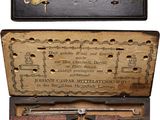 deux boîtes contenant chacune une horloge