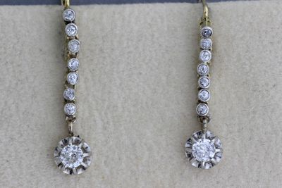 une paire de boucles d'oreilles en diamant exposée dans une vitrine