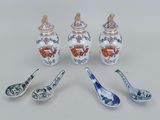quatre types différents de cuillères en porcelaine et un bocal muni d'un couvercle