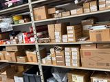des rayons avec des cartons et d'autres articles dans un magasin rempli de cartons