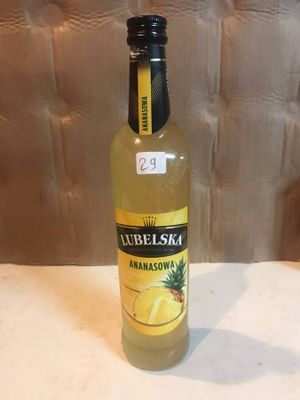 une bouteille d'alcool posée sur une table