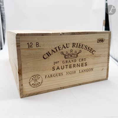 une boîte en bois portant une étiquette