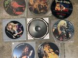 beaucoup de CD qui traînent par terre