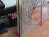 une photo représentant une grande porte métallique dans une usine