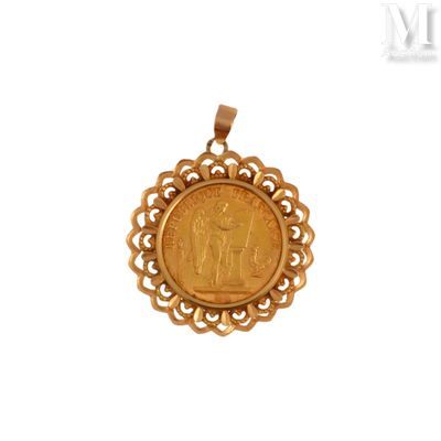 un gros plan d'une pièce d'or sertie dans un pendentif, sur fond blanc