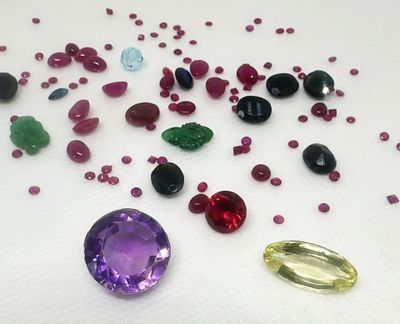 Important lot de pierres non montées comprenant cabochons et…