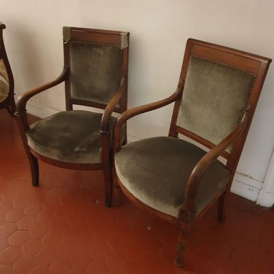 deux chaises assises l'une à côté de l'autre dans une pièce