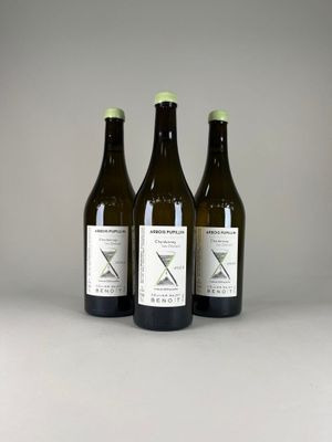 trois bouteilles de vin posées l'une à côté de l'autre sur une table