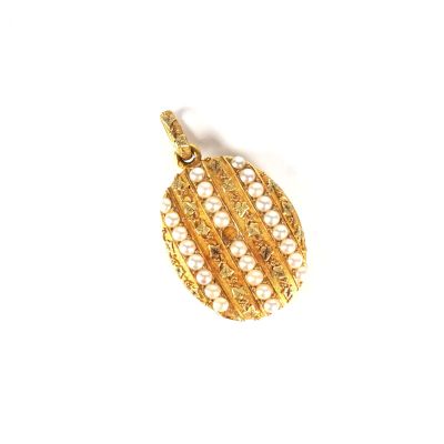 une photo d'un pendentif plaqué or orné de perles