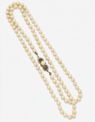 gros plan d'un collier de perles sur fond blanc
