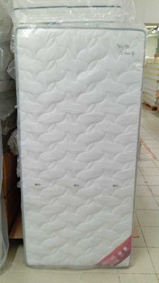 un matelas posé au milieu d'un magasin