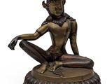 une statue en bronze représentant une femme assise en posture du lotus
