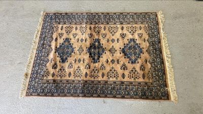 un tapis posé au sol, avec un chat assis dessus