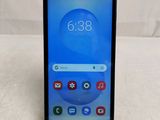 un gros plan sur l'arrière d'un smartphone noir