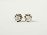 une paire de boucles d'oreilles en diamant sur fond blanc