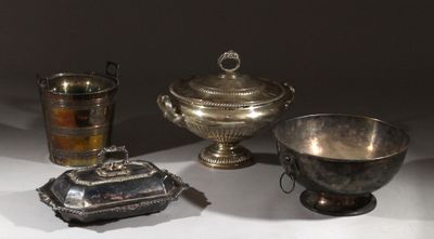 trois plats en argent et une coupe en argent posés sur une table