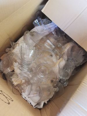 une boîte remplie de verres à vin vides