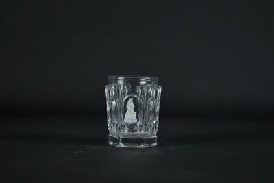 LE CREUSOT ou BACCARAT Verre en cristal à décor géométrique …