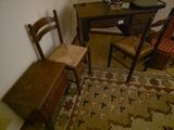 une photo d'une pièce avec un bureau, une chaise et un ordinateur