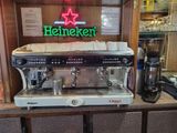 une machine à café posée sur un comptoir