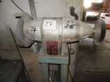une machine qui se trouve dans une pièce et sur laquelle est posée une horloge