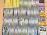 plusieurs types de cartes pokemon sur la table