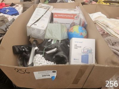une boîte en carton remplie d'appareils électroniques et d'autres articles