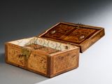 une boîte en bois ornée d'un motif floral à l'intérieur