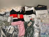 une pile de vêtements posée sur une table