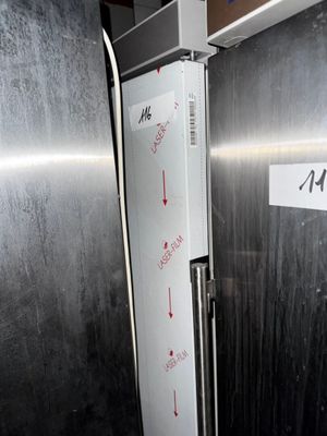 une photo d'un réfrigérateur sur lequel est collé un autocollant