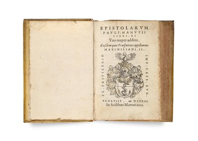 un livre ouvert sur lequel figure un blason