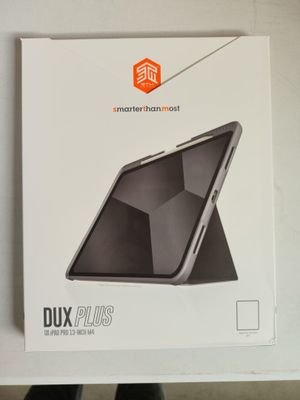 boîte contenant une tablette posée sur une table