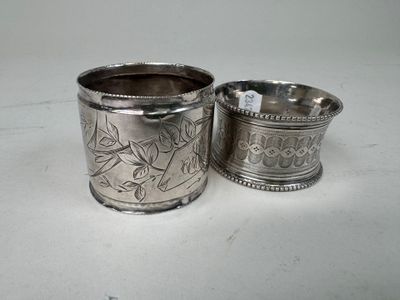 paire de tasses argentées ornées de motifs floraux et de perles