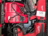une boîte remplie d'outils posés sur le sol
