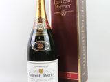 La bouteille de Laurent Perrier se trouve à côté d'un carton de vin.