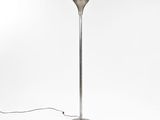 un lampadaire argenté avec un pied en métal et un fond blanc