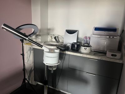 un plan de travail de cuisine sur lequel se trouvent un mixeur, un batteur électrique et d'autres appareils électroménagers